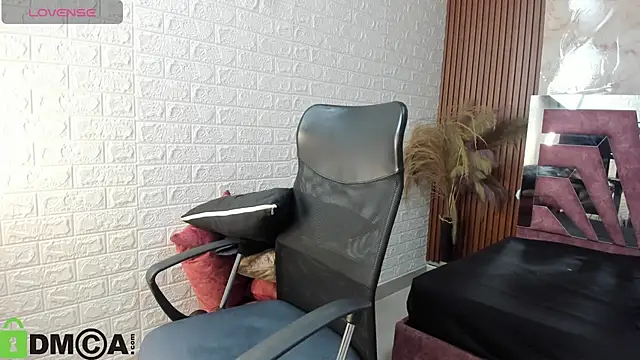 Amara  Hank online show from October 26, 2025, 1:06 pm