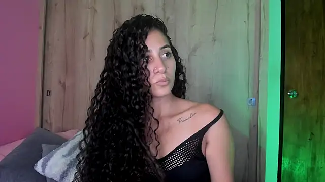 fernanda317 online show from April 15, 2026, 10:43 pm