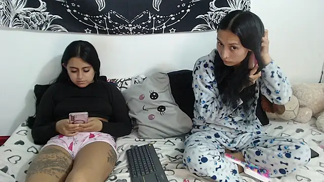 Snapshot of abby_n_emily chatting on April 29, 2026, 1:32 am abby n emily online show from April 29, 2026, 1:32 am