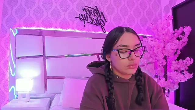 DevoraCarther online show from November 4, 2025, 3:11 pm