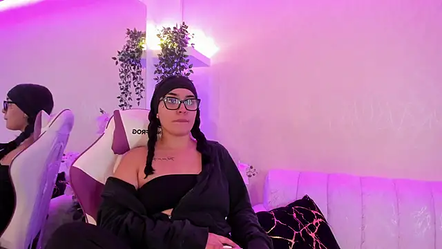 DevoraCarther online show from November 6, 2025, 1:34 pm