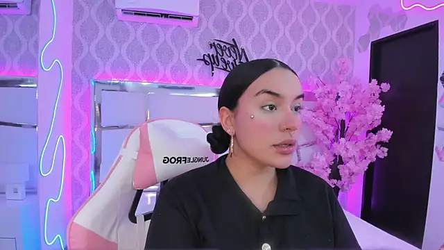 DevoraCarther online show from November 10, 2025, 1:54 pm