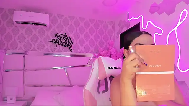 DevoraCarther online show from November 17, 2025, 1:28 pm