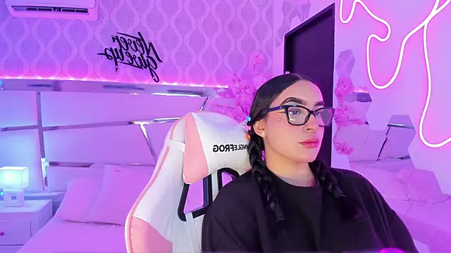 DevoraCarther online show from November 18, 2025, 3:16 pm