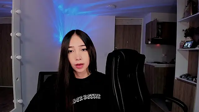 Snapshot of Mikeyvioleta_ chatting on December 2, 2025, 11:00 pm Mikeyvioleta online show from December 2, 2025, 11:00 pm