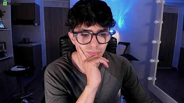 Snapshot of Mikeyvioleta_ chatting on February 17, 2026, 8:22 am Mikeyvioleta online show from February 17, 2026, 8:22 am