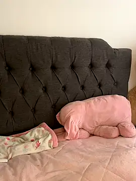 MiaSofia   online show from October 27, 2025, 8:02 pm