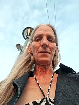 Snapshot of Cheryl_F chatting on June 17, 2026, 7:15 pm Cheryl F online show from June 17, 2026, 7:15 pm