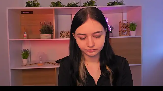 miki ti online show from October 25, 2025, 8:33 am