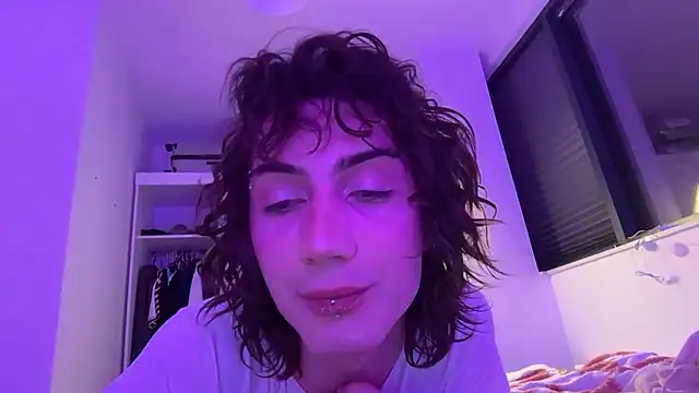 kira yoshika9e online show from April 19, 2026, 1:38 am