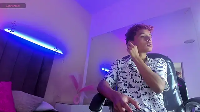 Snapshot of Xavier_Fox___ chatting on February 15, 2026, 1:52 pm Xavier Fox online show from February 15, 2026, 1:52 pm