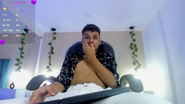 Snapshot of Xavier_Fox___ chatting on February 20, 2026, 8:09 pm Xavier Fox online show from February 20, 2026, 8:09 pm