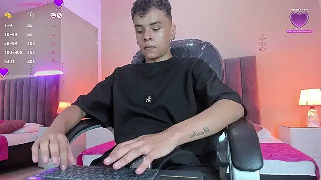 Snapshot of Xavier_Fox___ chatting on February 21, 2026, 8:32 pm Xavier Fox online show from February 21, 2026, 8:32 pm