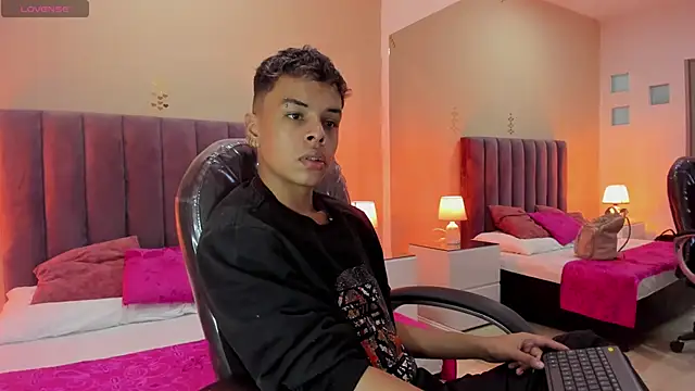 Snapshot of Xavier_Fox___ chatting on February 22, 2026, 2:15 pm Xavier Fox online show from February 22, 2026, 2:15 pm