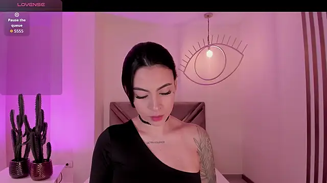 ChristineFord  online show from November 12, 2025, 12:27 pm