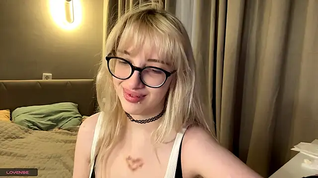 Milkmoriee online show from November 15, 2025, 3:30 pm