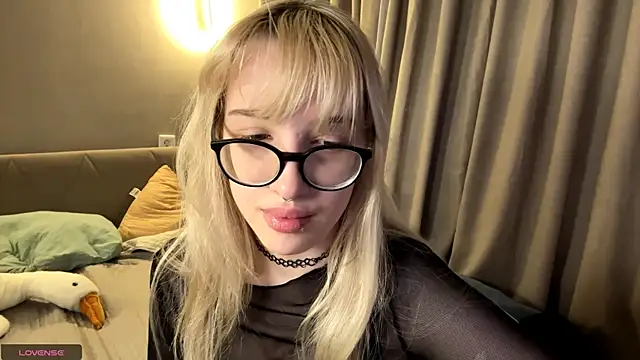 Milkmoriee online show from November 17, 2025, 3:40 pm