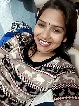 Vanshika1432 online show from November 12, 2025, 7:13 pm