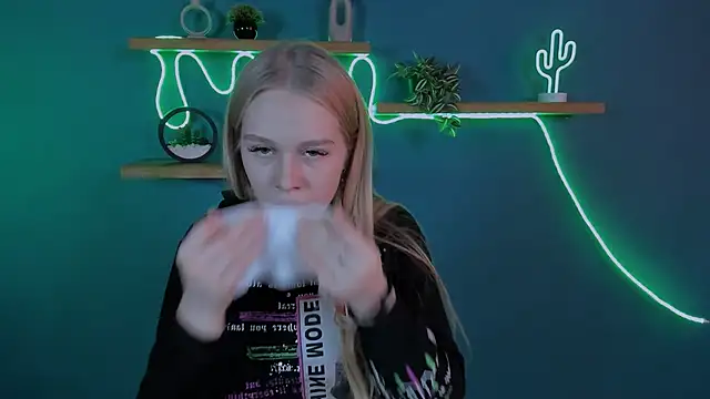 Snapshot of megan_cold chatting on November 3, 2025, 9:32 am megan cold online show from November 3, 2025, 9:32 am