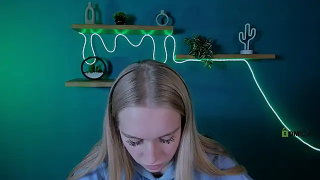 Snapshot of megan_cold chatting on November 4, 2025, 3:44 pm megan cold online show from November 4, 2025, 3:44 pm