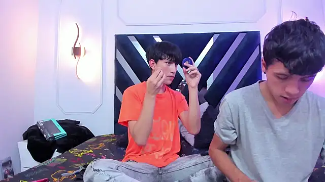 hoot booys  online show from November 17, 2025, 7:52 pm