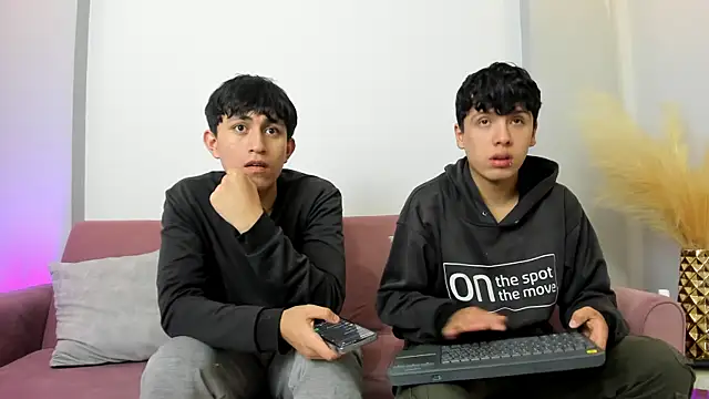 hoot booys  online show from April 1, 2026, 8:39 pm