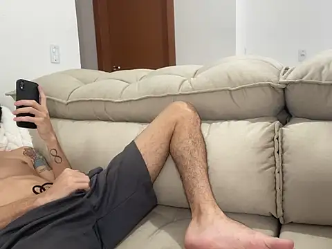 leozin01 online show from April 3, 2026, 5:00 pm