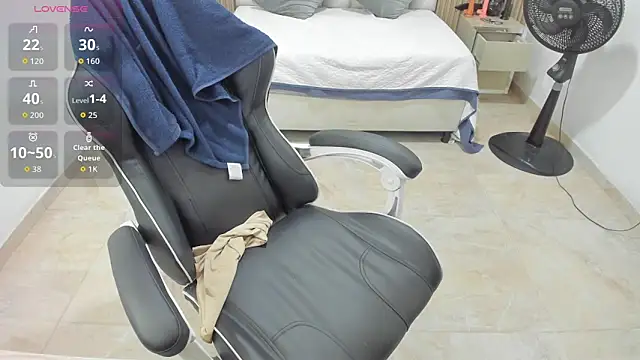 Snapshot of Aziz_daud chatting on April 7, 2026, 7:03 pm Aziz daud online show from April 7, 2026, 7:03 pm