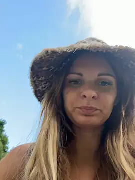 kinkysarahx online show from July 13, 2026, 1:03 pm