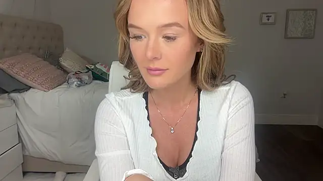 Amberjayxox0 online show from November 5, 2025, 2:11 am