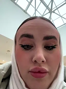 KiraSunshine online show from November 12, 2025, 3:40 am