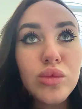 KiraSunshine online show from December 22, 2025, 4:31 am