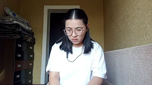 LinneaHyles online show from November 15, 2025, 7:27 am