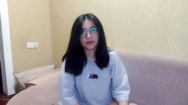 LinneaHyles online show from November 28, 2025, 1:14 pm