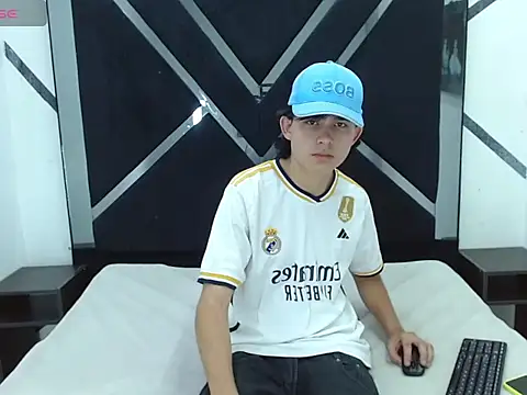 Tom 0001 online show from October 25, 2025, 7:19 pm