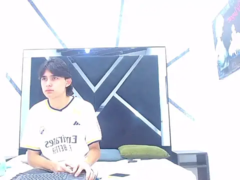 Tom 0001 online show from October 28, 2025, 8:00 pm