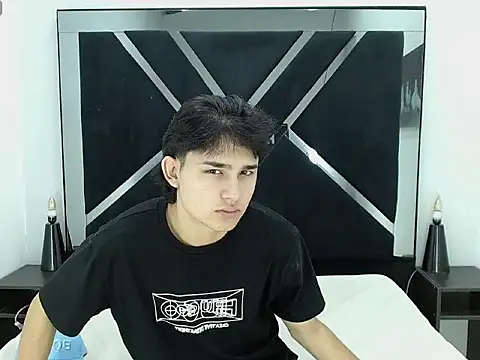 Tom 0001 online show from December 17, 2025, 12:33 pm