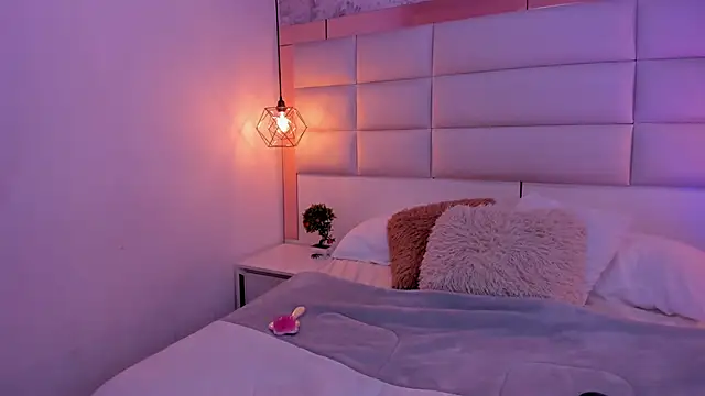 Sofia clk online show from December 3, 2025, 3:47 am