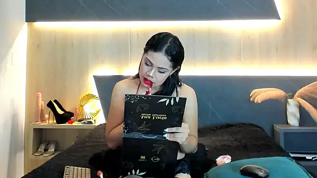 LorenaVarga online show from April 23, 2026, 7:27 pm