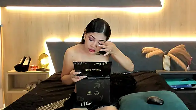 LorenaVarga online show from May 13, 2026, 7:22 pm