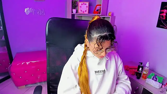 EmiliRouse  online show from November 22, 2025, 1:48 am