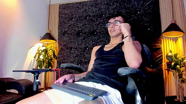 the fenix boy online show from November 6, 2025, 7:04 pm