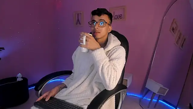 the fenix boy online show from December 2, 2025, 1:22 am