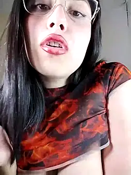 Snapshot of Chinitaaa28 chatting on October 30, 2025, 7:32 am Chinitaaa28 online show from October 30, 2025, 7:32 am