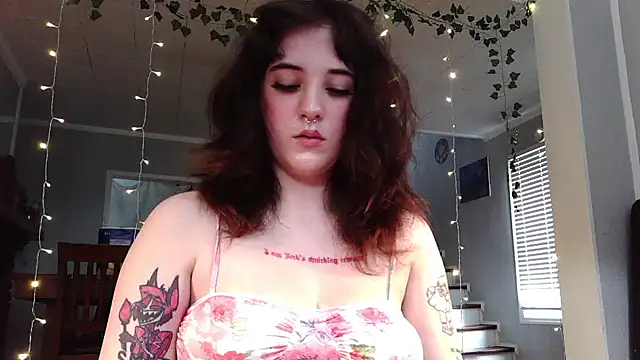 Snapshot of Trickylucy555 chatting on May 27, 2026, 9:45 pm Trickylucy555 online show from May 27, 2026, 9:45 pm