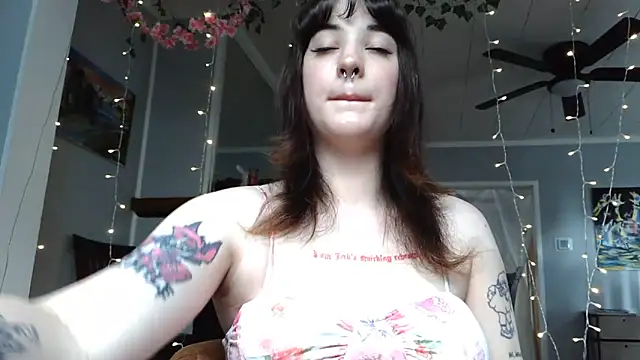 Snapshot of Trickylucy555 chatting on June 18, 2026, 6:23 pm Trickylucy555 online show from June 18, 2026, 6:23 pm