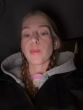 kira mia online show from November 24, 2025, 3:12 pm