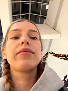 kira mia online show from December 4, 2025, 3:21 pm