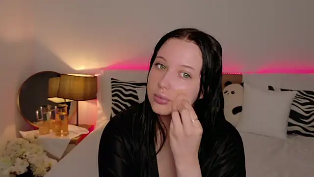 Felicia Herceg online show from November 7, 2025, 10:10 pm