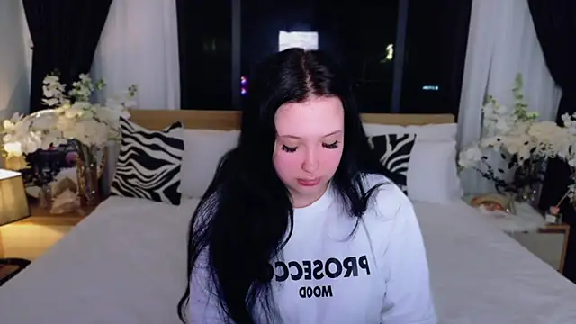 Felicia Herceg online show from November 15, 2025, 7:32 pm